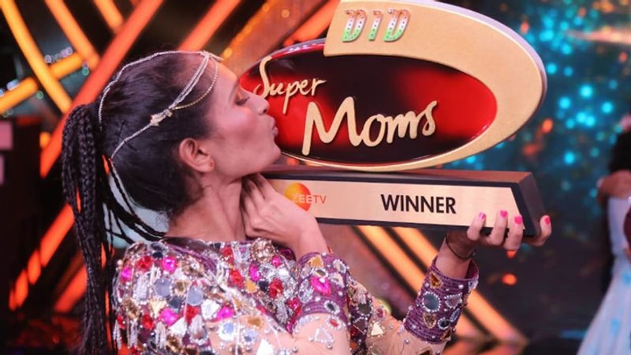 DID Super Mom: हरियाणा की दिहाड़ी मजदूर बनी विनर, ट्रॉफी संग मिली प्राइज मनी को देख चौंकी वर्षा बुमरा DID Super Mom: हरियाणा की दिहाड़ी मजदूर बनी विनर, ट्रॉफी संग मिली प्राइज मनी को देख चौंकी वर्षा बुमरा