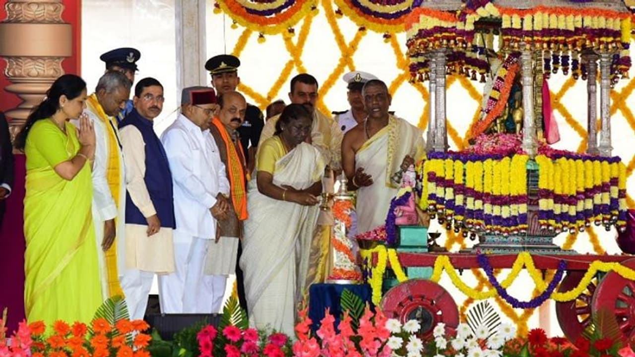 Mysuru Dasara 2022: ಕನ್ನಡದಲ್ಲೇ ಭಾಷಣ ಆರಂಭಿಸಿದ ರಾಷ್ಟ್ರಪತಿ ದ್ರೌಪದಿ ಮುರ್ಮು Mysuru Dasara 2022: ಕನ್ನಡದಲ್ಲೇ ಭಾಷಣ ಆರಂಭಿಸಿದ ರಾಷ್ಟ್ರಪತಿ ದ್ರೌಪದಿ ಮುರ್ಮು