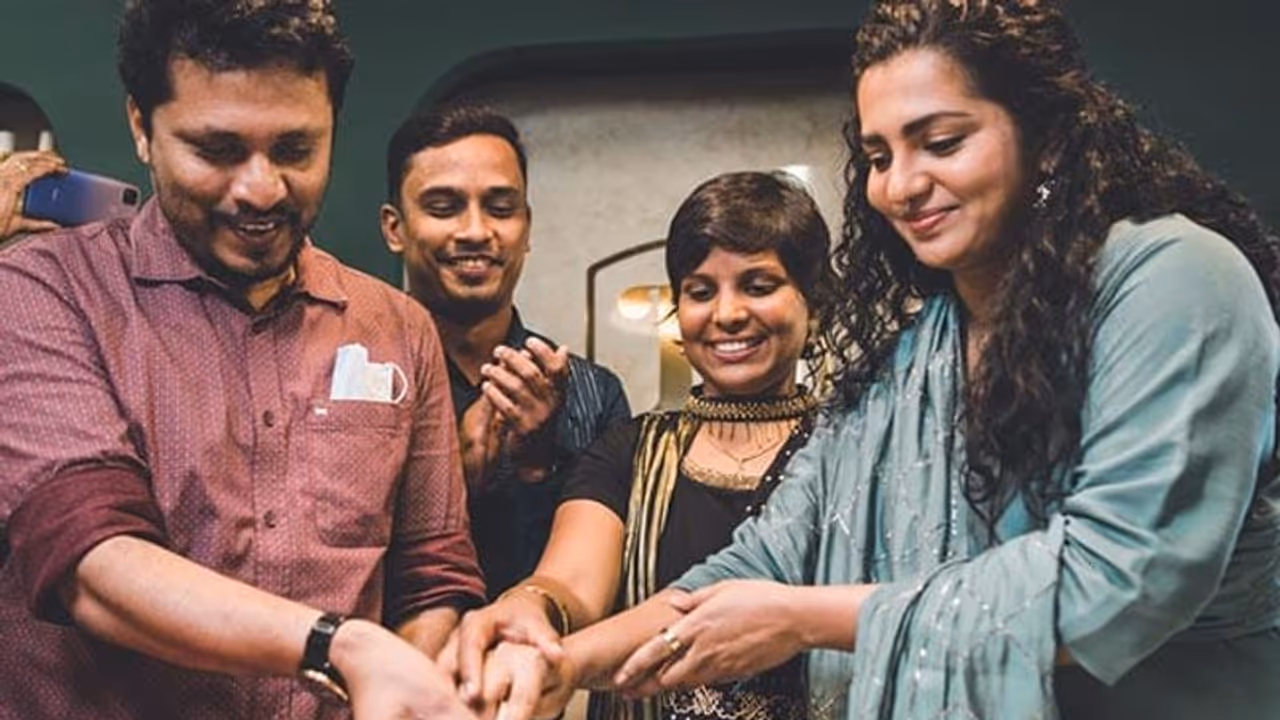 ராணுவ பணியை விட்டு கோவையில் சலூன் கடை திறந்த உடுமலை கவுசல்யா சங்கர்..! ராணுவ பணியை விட்டு கோவையில் சலூன் கடை திறந்த உடுமலை கவுசல்யா சங்கர்..!