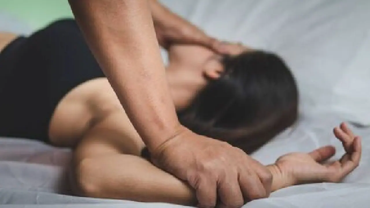 दोस्त जीजा के साथ मिलकर पति ने प्रेग्नेंट पत्नी का किया गैंगरेप, बच्चे की गर्भ में मौत न्यूड कर लटका दी बॉडी दोस्त जीजा के साथ मिलकर पति ने प्रेग्नेंट पत्नी का किया गैंगरेप, बच्चे की गर्भ में मौत न्यूड कर लटका दी बॉडी