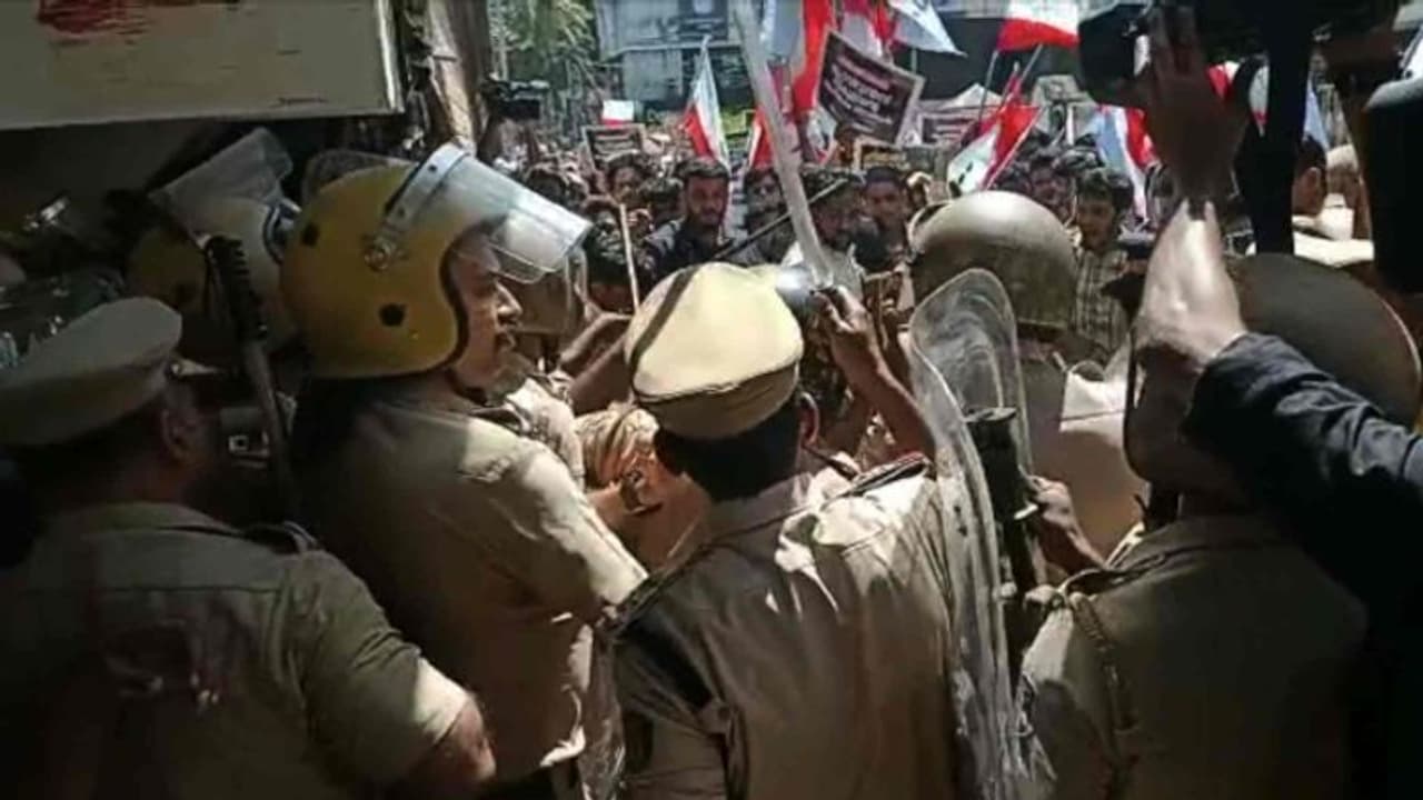 കോഴിക്കോട് ഹിജാബ് വിഷയത്തില്‍ എസ്ഐഒ നടത്തിയ മാര്‍ച്ചില്‍ സംഘര്‍ഷം