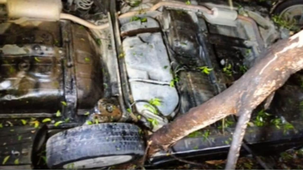 குழந்தையை பார்த்து விட்டு திரும்பிய போது பயங்கரம்.. கார் கவிழ்ந்து விபத்து.. 3 பெண்கள் உடல் நசுங்கி பலி.! குழந்தையை பார்த்து விட்டு திரும்பிய போது பயங்கரம்.. கார் கவிழ்ந்து விபத்து.. 3 பெண்கள் உடல் நசுங்கி பலி.!