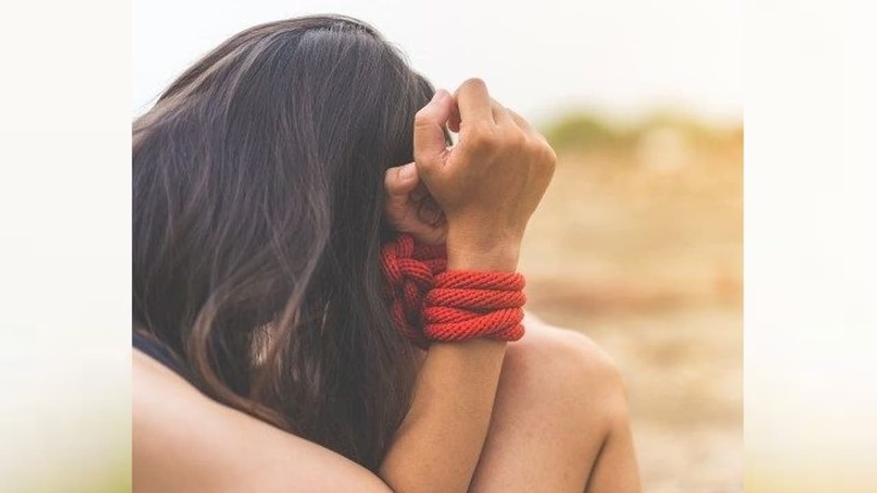 रूठकर मायके जा रही थी, रास्ते में पति के सामने 22 साल की महिला से 6 लोगों ने किया गैंगरेप