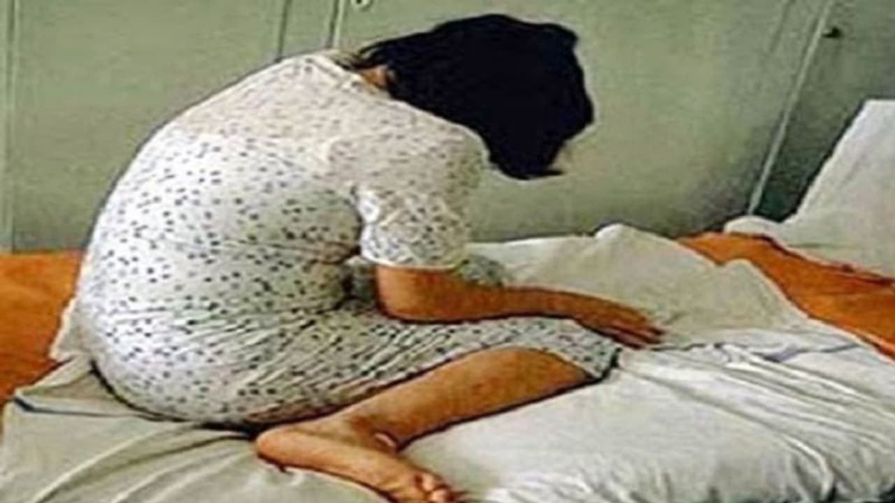 काशी घूमने आई फ्रांस की युवती को बियर पिलाकर किया बेहोश, होश में आई तो शरीर पर नहीं था एक भी कपड़ा काशी घूमने आई फ्रांस की युवती को बियर पिलाकर किया बेहोश, होश में आई तो शरीर पर नहीं था एक भी कपड़ा