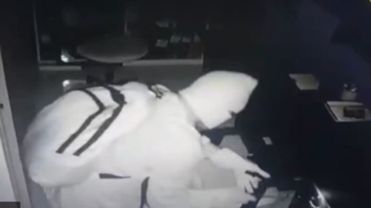 പിപിഇ കിറ്റിട്ട് മെഡിക്കല് ഷോപ്പ് കുത്തിത്തുറന്ന് 1.80 ലക്ഷം കവര്ന്നു; പ്രതി പിടിയില് പിപിഇ കിറ്റിട്ട് മെഡിക്കല് ഷോപ്പ് കുത്തിത്തുറന്ന് 1.80 ലക്ഷം കവര്ന്നു; പ്രതി പിടിയില്