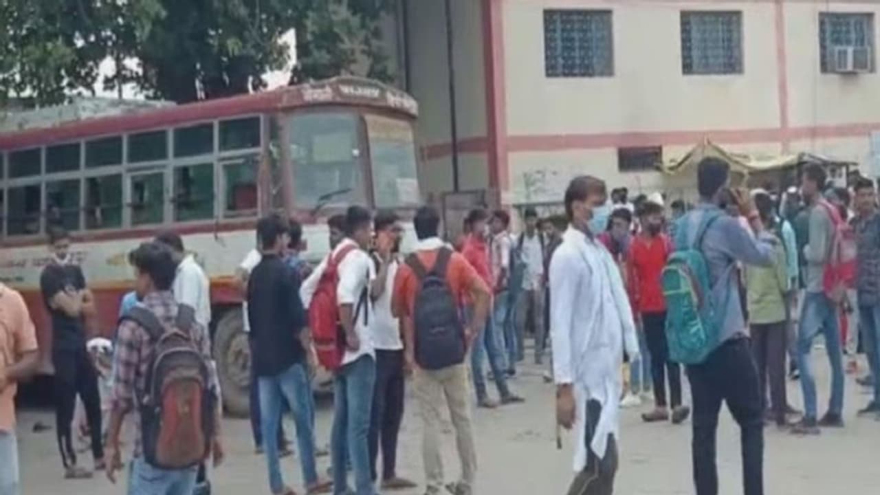 मेरठ में माता पिता के सामने शादीशुदा महिला को किडनैप कर ले गए कार सवार, इस एंगल से जांच में जुटी पुलिस मेरठ में माता पिता के सामने शादीशुदा महिला को किडनैप कर ले गए कार सवार, इस एंगल से जांच में जुटी पुलिस