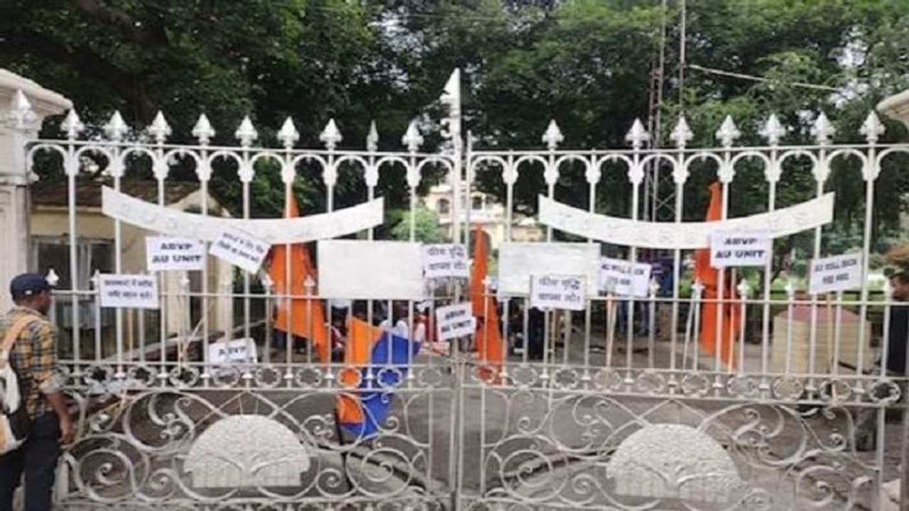 इलाहाबाद यूनिवर्सिटी में ABVP के कार्यकर्ताओं ने उठाया बड़ा कदम, फीस वृद्धि के खिलाफ छात्रों का प्रदर्शन जारी इलाहाबाद यूनिवर्सिटी में ABVP के कार्यकर्ताओं ने उठाया बड़ा कदम, फीस वृद्धि के खिलाफ छात्रों का प्रदर्शन जारी