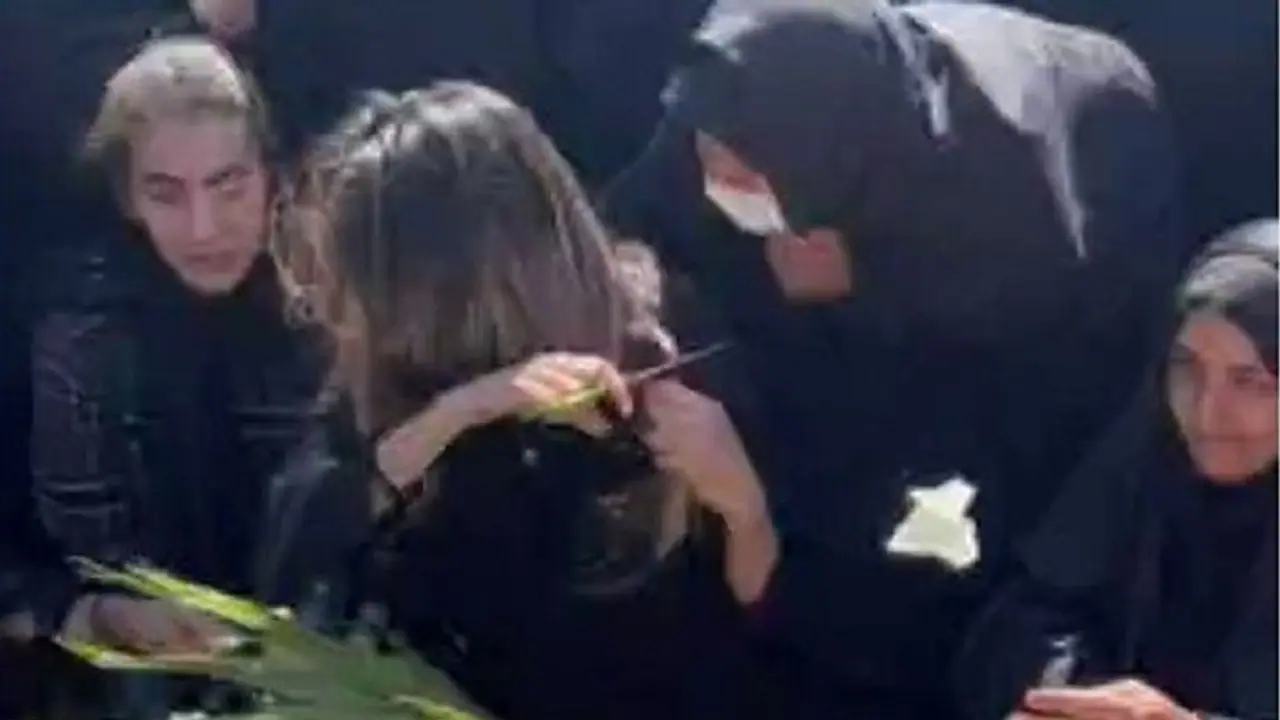 Iran Anti Hijab Protest: ಕೂದಲು ಕತ್ತರಿಸಿಕೊಂಡು ಸಹೋದರನ ಸಮಾಧಿ ಮೇಲೆ ಎಸೆದ ಮಹಿಳೆ