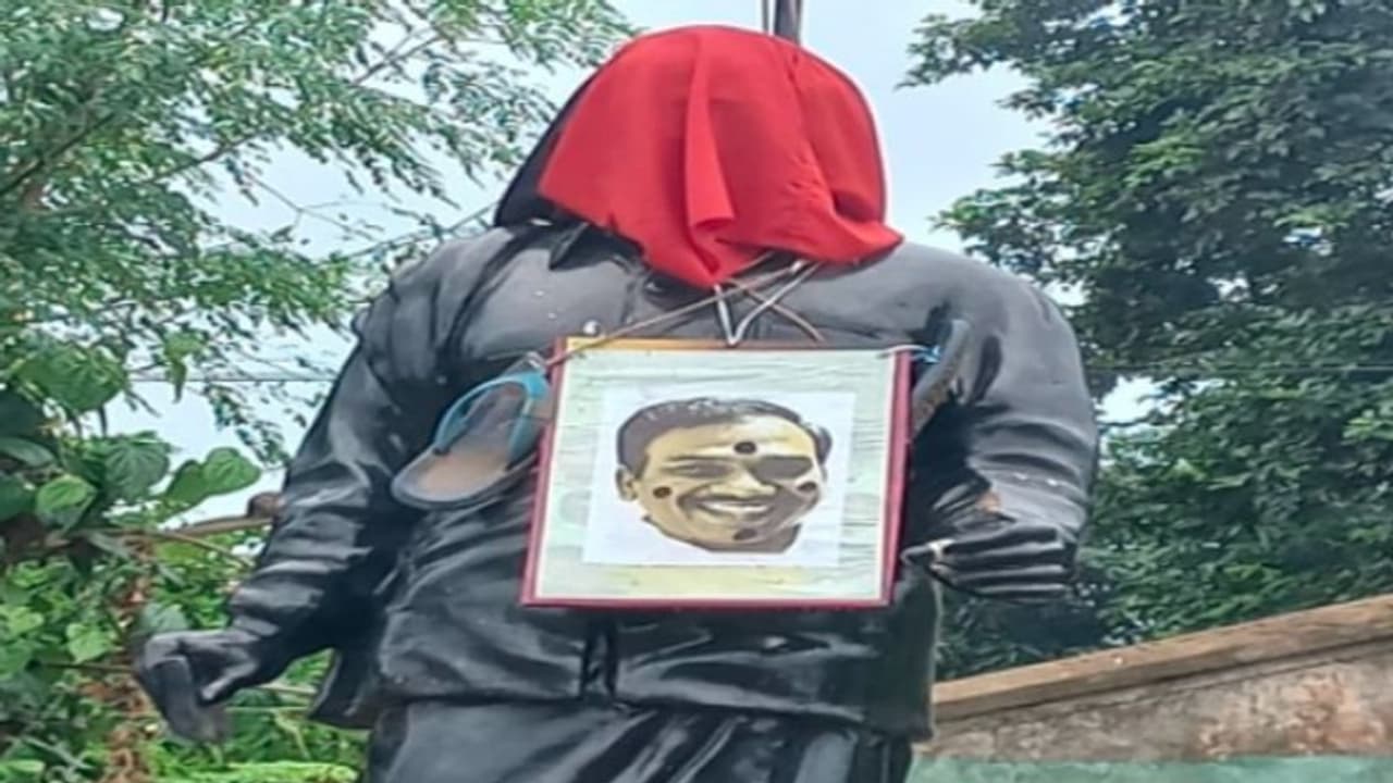 அண்ணா சிலையை சேதப்படுத்தி காலணி மாலை.. ஆ.ராசாவின் படத்துக்கு கரும்புள்ளிகள் குத்தி அவமதிப்பு..! அண்ணா சிலையை சேதப்படுத்தி காலணி மாலை.. ஆ.ராசாவின் படத்துக்கு கரும்புள்ளிகள் குத்தி அவமதிப்பு..!