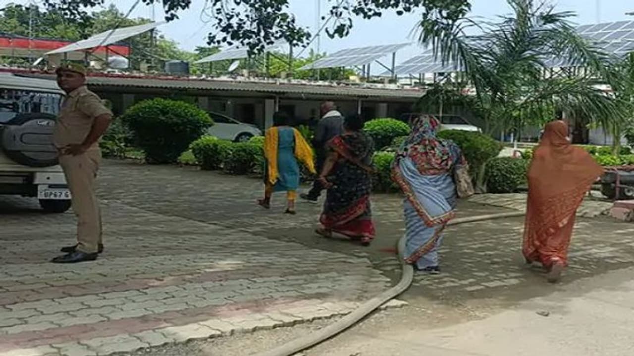 चंदौली में महिला पंचायत सहायक के साथ प्रधान के बेटों की करतूत आई सामने, पीड़िता ने एसपी से बयां किया अपना दर्द चंदौली में महिला पंचायत सहायक के साथ प्रधान के बेटों की करतूत आई सामने, पीड़िता ने एसपी से बयां किया अपना दर्द