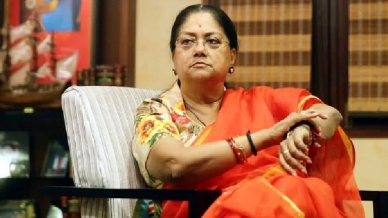 अचानक जयपुर पहुंची वसुंधरा राजे, जानें आखिर अंदरखाने क्या तैयारी कर रही है बीजेपी अचानक जयपुर पहुंची वसुंधरा राजे, जानें आखिर अंदरखाने क्या तैयारी कर रही है बीजेपी