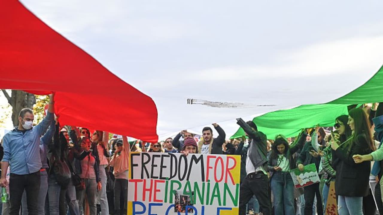 হিজাব বিরোধী আন্দোলনে হাতিয়ার 'বেলা চাও', ইরানের রাস্তায় শোনা যাচ্ছে ফ্যাসিবাদ বিরোধী লোকসংগীতের সুর হিজাব বিরোধী আন্দোলনে হাতিয়ার 'বেলা চাও', ইরানের রাস্তায় শোনা যাচ্ছে ফ্যাসিবাদ বিরোধী লোকসংগীতের সুর