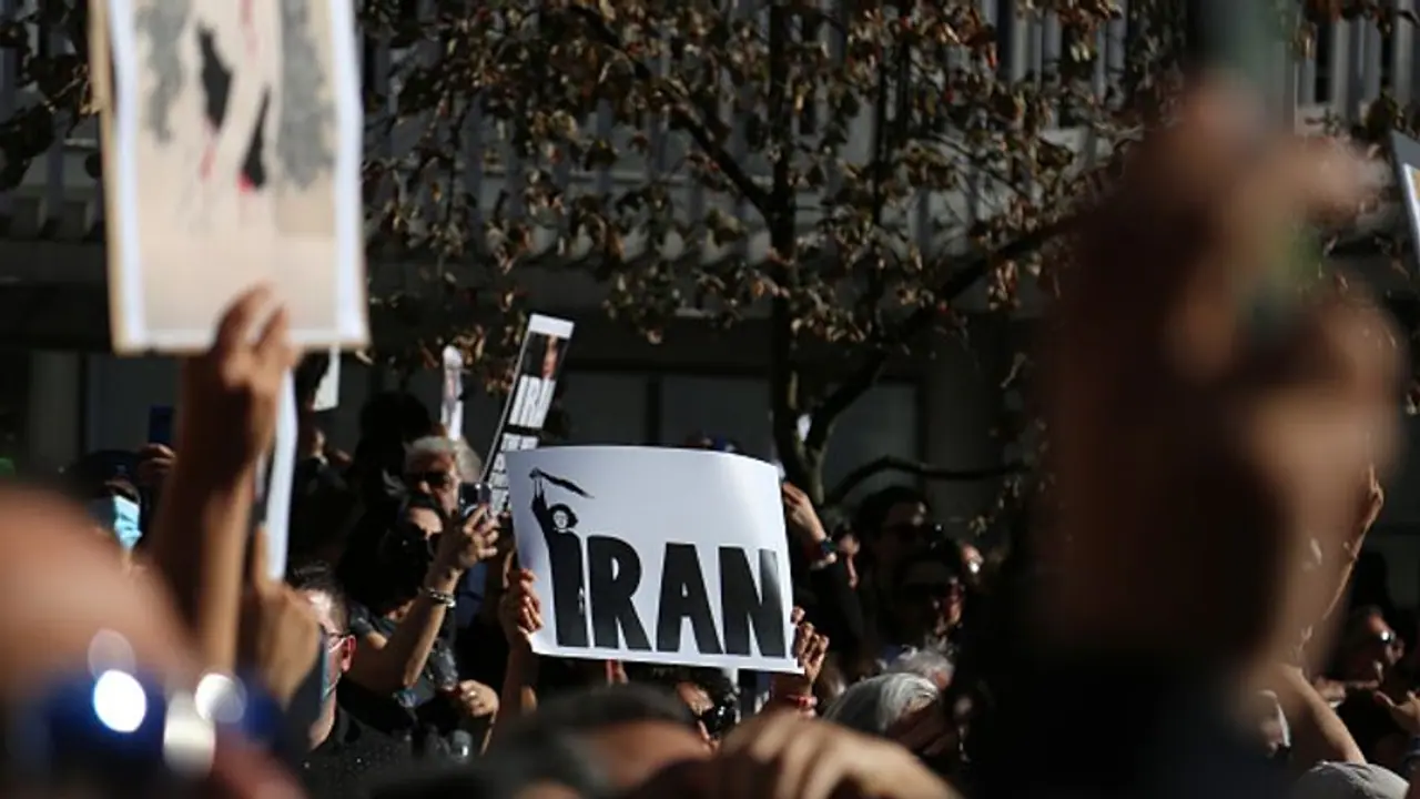  হিজাব বিরোধীদের দমনে হিজাব পরিহিতারা, পরিস্থিতি মোকাবিলায় এবার মহিলা কম্যান্ডোদের পথে নামাল রাইসি সরকার 