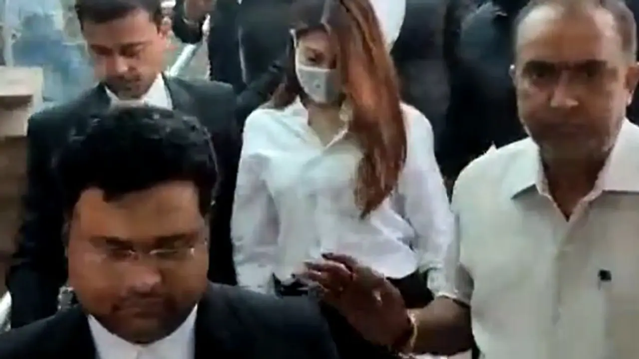 200 करोड़ की हेराफेरी का मामला: कोर्ट में पेश हुईं जैकलीन फर्नांडीज, पहचान छुपाने इस अंदाज में पहुंचीं