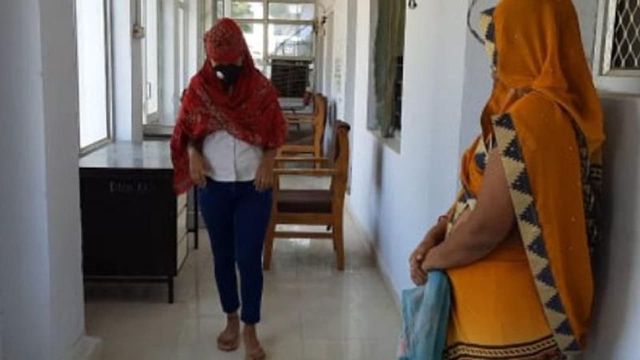 राजस्थान से शर्मनाक खबर: 14 साल की नाबालिग से 4 दिन तक रेप, बचाने आए ASI ने भी प्राइवेट पार्ट टच किया... राजस्थान से शर्मनाक खबर: 14 साल की नाबालिग से 4 दिन तक रेप, बचाने आए ASI ने भी प्राइवेट पार्ट टच किया...