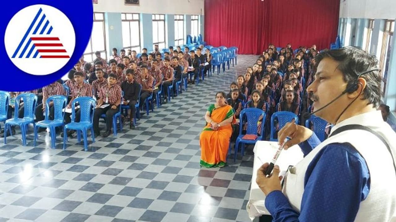 ಪಿಯು ವಿದ್ಯಾರ್ಥಿಗಳಿಗೆ ಪಾಠ ಮಾಡಿದ ಚಿಕ್ಕಮಗಳೂರು ಜಿಲ್ಲಾಧಿಕಾರಿ 