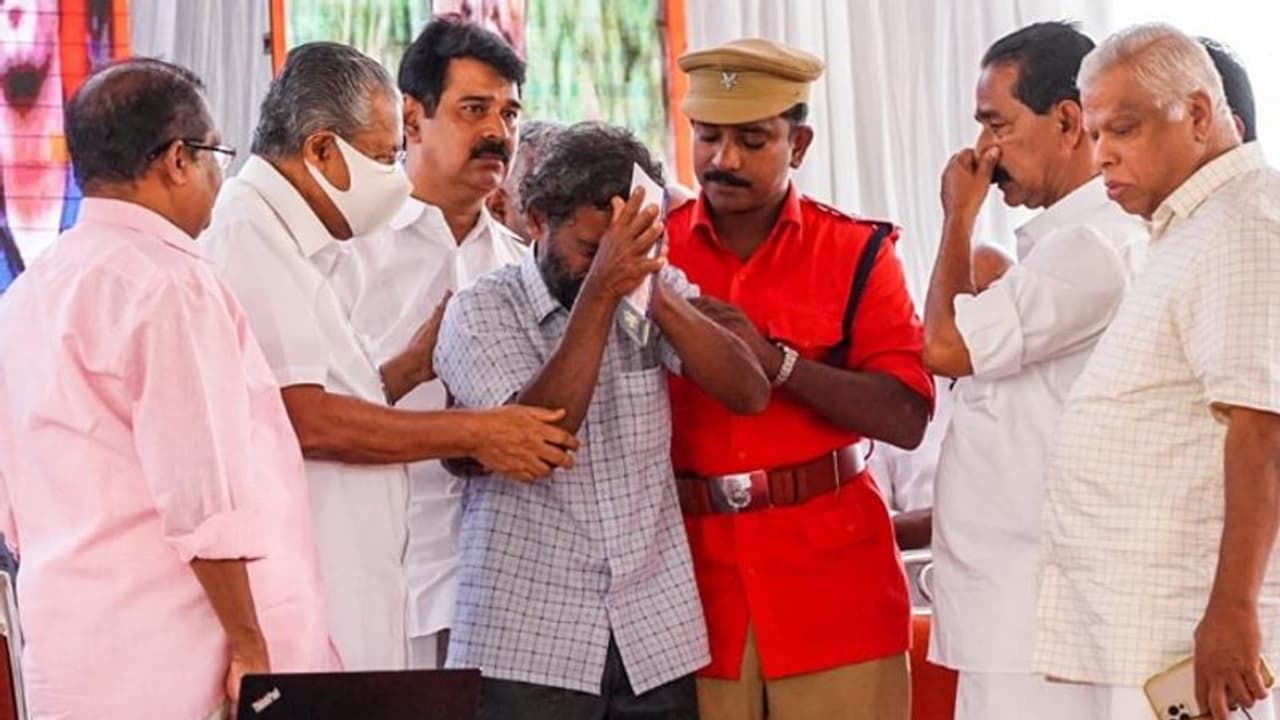 ചേര്ത്തുപിടിച്ച് സിപിഎം; ധീരജിന്റെ കുടുംബത്തിന് സഹായമായി 60 ലക്ഷം കൈമാറി ചേര്ത്തുപിടിച്ച് സിപിഎം; ധീരജിന്റെ കുടുംബത്തിന് സഹായമായി 60 ലക്ഷം കൈമാറി