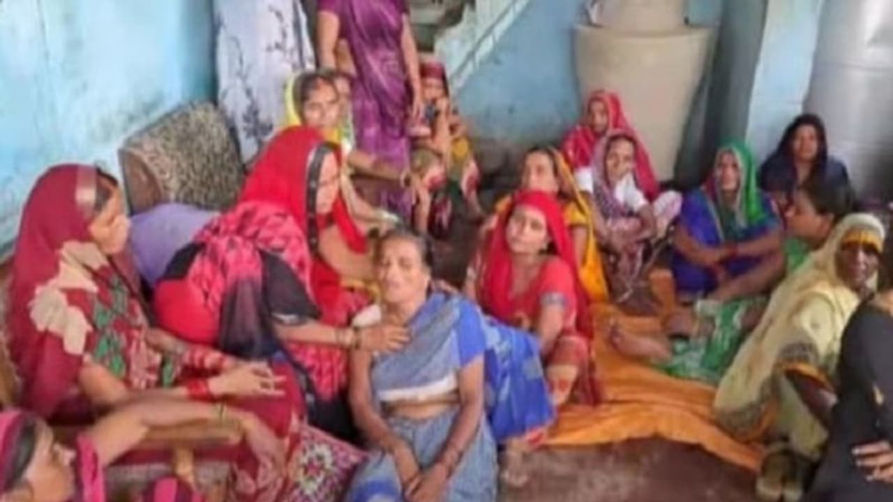 सिद्धार्थनगर: घर से बाहर खेलने गए मासूम की गला दबाकर हत्या, आरोपी के घर इस हालत में मिला बच्चे का शव सिद्धार्थनगर: घर से बाहर खेलने गए मासूम की गला दबाकर हत्या, आरोपी के घर इस हालत में मिला बच्चे का शव