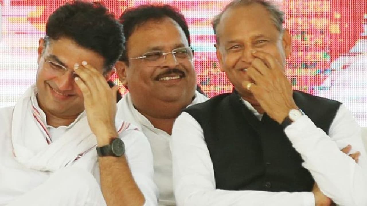 अशोक गहलोत के गुट की महिला विधायक का बड़ा खुलासा, बोली हमसे कोरे कागज पर करवाए हैं साइन अशोक गहलोत के गुट की महिला विधायक का बड़ा खुलासा, बोली हमसे कोरे कागज पर करवाए हैं साइन