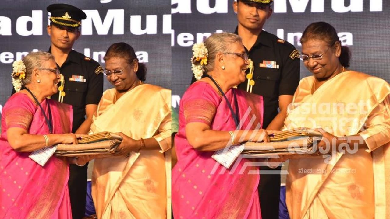 ರಾಷ್ಟ್ರಪತಿ ದ್ರೌಪದಿ ಮುರ್ಮುಗೆ ದೇವದಾಸಿಯರು ಹೊಲಿದಿದ್ದ ಕವದಿಯನ್ನು ಗಿಫ್ಟ್ಕೊಟ್ಟ ಸುಧಾಮೂರ್ತಿ ರಾಷ್ಟ್ರಪತಿ ದ್ರೌಪದಿ ಮುರ್ಮುಗೆ ದೇವದಾಸಿಯರು ಹೊಲಿದಿದ್ದ ಕವದಿಯನ್ನು ಗಿಫ್ಟ್ಕೊಟ್ಟ ಸುಧಾಮೂರ್ತಿ