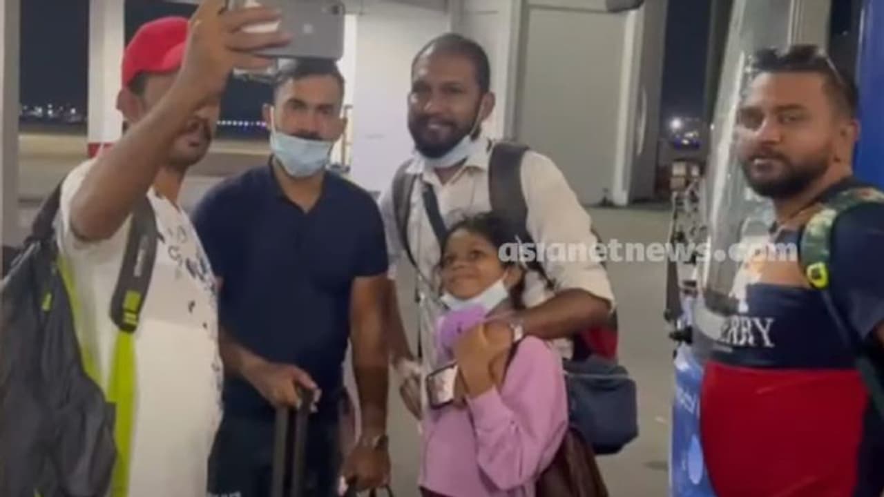 ഫിനിഷിംഗില് ഒറ്റയാന്, കേരളത്തില് പറന്നിറങ്ങിയതും ഒറ്റയ്ക്ക്; ദിനേശ് കാര്ത്തികിന്റെ മാസ് എന്ട്രി വീഡിയോ ഫിനിഷിംഗില് ഒറ്റയാന്, കേരളത്തില് പറന്നിറങ്ങിയതും ഒറ്റയ്ക്ക്; ദിനേശ് കാര്ത്തികിന്റെ മാസ് എന്ട്രി വീഡിയോ