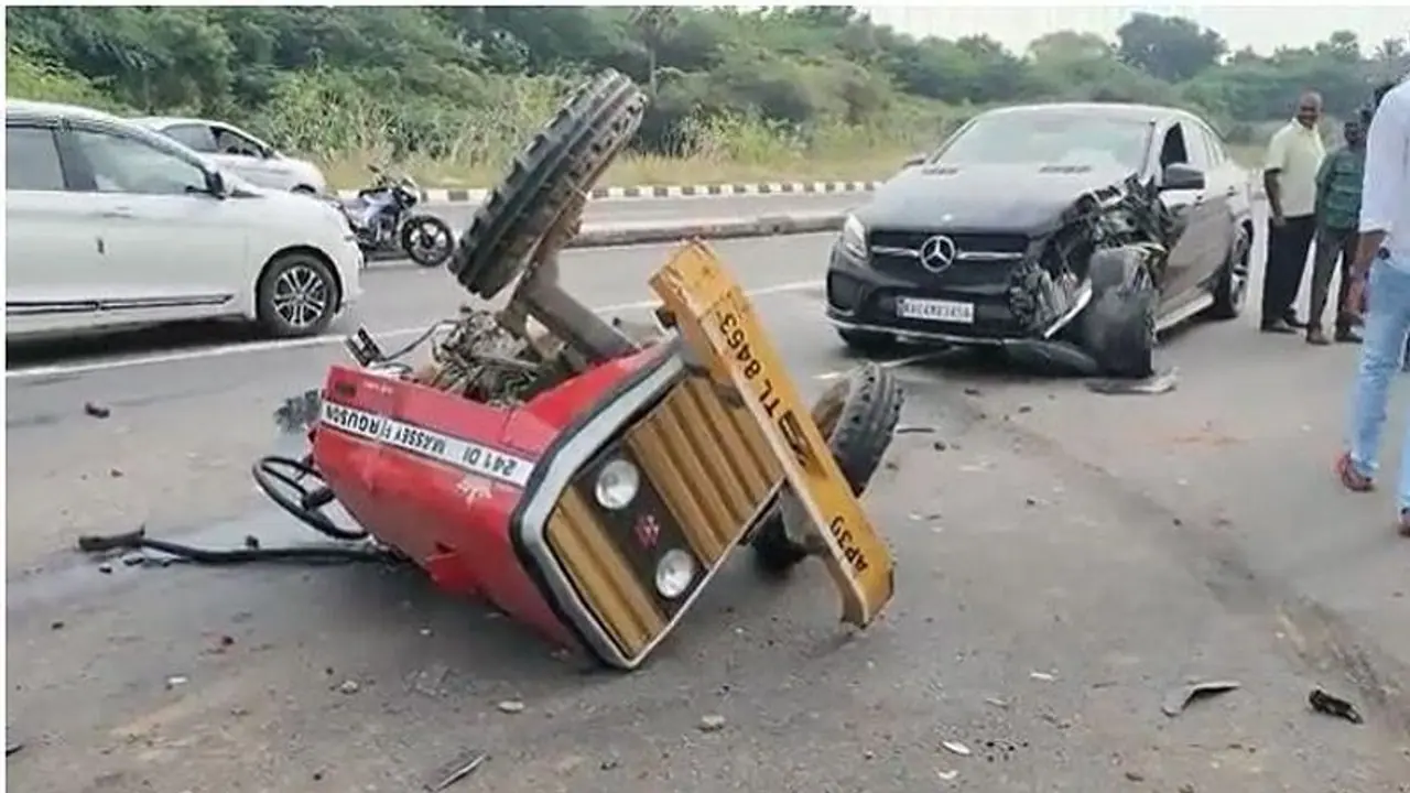 ബെൻസുമായി കൂട്ടിയിടിച്ച ട്രാക്ടർ രണ്ടായി പിളര്ന്നു, കണ്ണുമിഴിച്ച് വാഹനലോകം! ബെൻസുമായി കൂട്ടിയിടിച്ച ട്രാക്ടർ രണ്ടായി പിളര്ന്നു, കണ്ണുമിഴിച്ച് വാഹനലോകം!