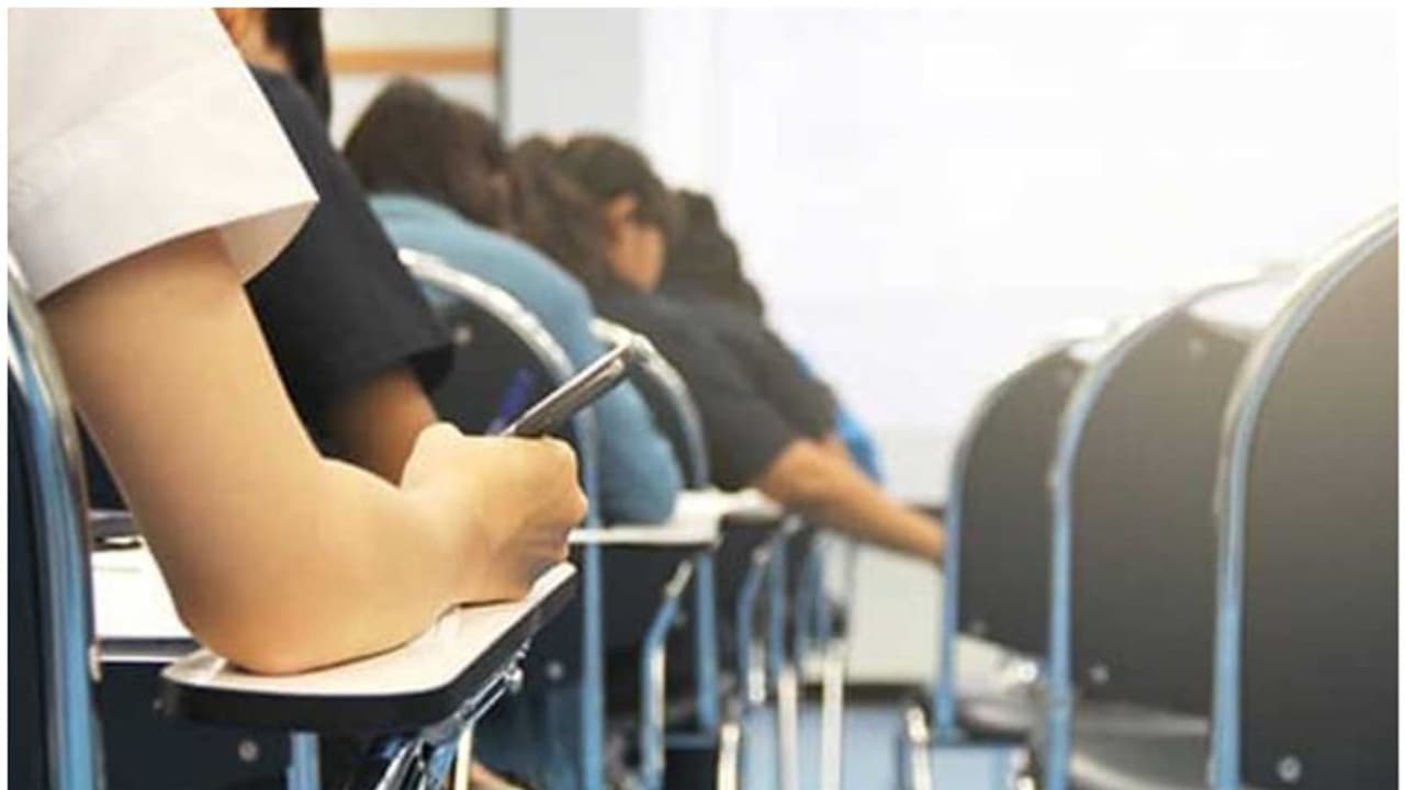 ഹയർസെക്കണ്ടറി വിദ്യാർത്ഥികളുടെ പാഠപുസ്തകത്തിൽ ഇനി റോഡ് നിയമങ്ങളും ഹയർസെക്കണ്ടറി വിദ്യാർത്ഥികളുടെ പാഠപുസ്തകത്തിൽ ഇനി റോഡ് നിയമങ്ങളും