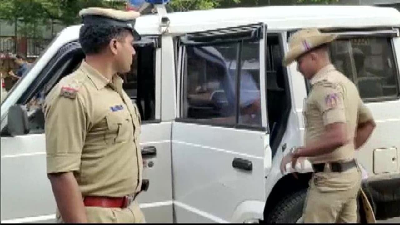 ऑपरेशन ऑक्टोपस पार्ट 2: आतंकवादी साजिशें रच रहे PFI के 8 राज्यों के 25 ठिकानों पर फिर Raids ऑपरेशन ऑक्टोपस पार्ट 2: आतंकवादी साजिशें रच रहे PFI के 8 राज्यों के 25 ठिकानों पर फिर Raids