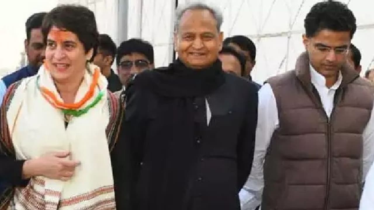 राजस्थान में सियासी भूचाल के बीच अब नया ट्विस्ट, अचानक प्रियंका गांधी की एंट्री...जानिए इसके मायने राजस्थान में सियासी भूचाल के बीच अब नया ट्विस्ट, अचानक प्रियंका गांधी की एंट्री...जानिए इसके मायने