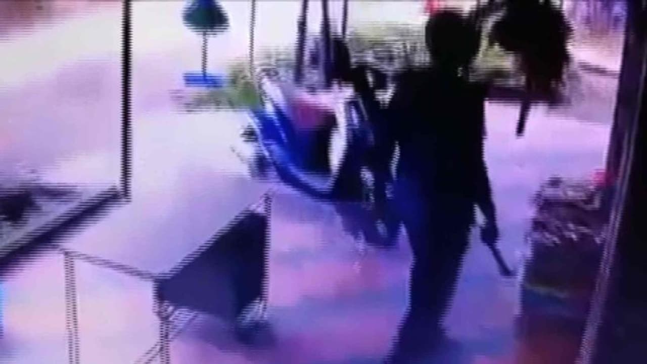 കടയടപ്പിക്കാന്‍ വടിവാളെടുത്തു; പോപ്പുലര്‍ ഫ്രണ്ട് പ്രവര്‍ത്തകര്‍ അറസ്റ്റില്‍