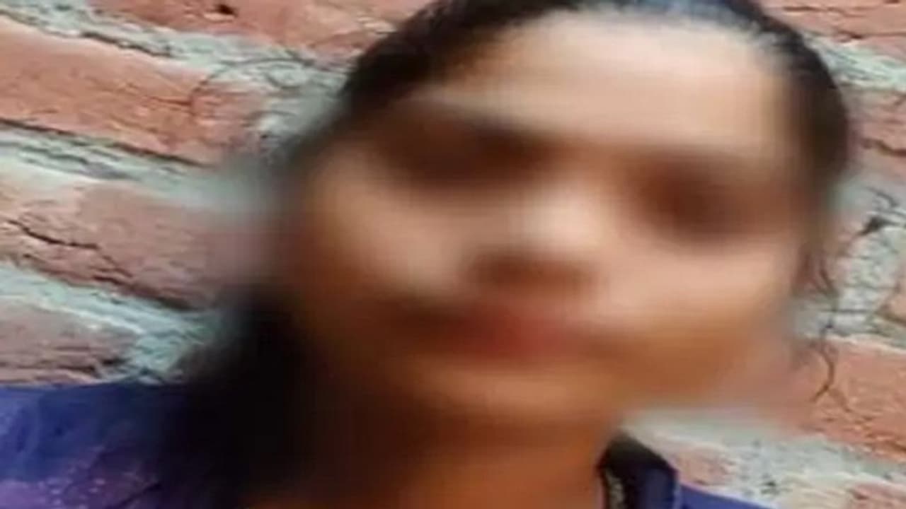 मेरे जिस्म से खेला, दिल भरा तो छोड़ दिया...उसे छोड़ना मत' हेल्पलाइन पर फोन कर लड़की ने किया सुसाइड मेरे जिस्म से खेला, दिल भरा तो छोड़ दिया...उसे छोड़ना मत' हेल्पलाइन पर फोन कर लड़की ने किया सुसाइड