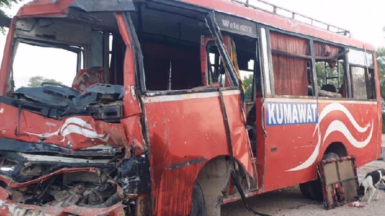 नवरात्रि के दूसरे दिन राजस्थान में बड़ा हादसा: श्रद्धालुओं से भरी बस ट्रक से टकराई, 3 की मौत तो कई हुए घायल