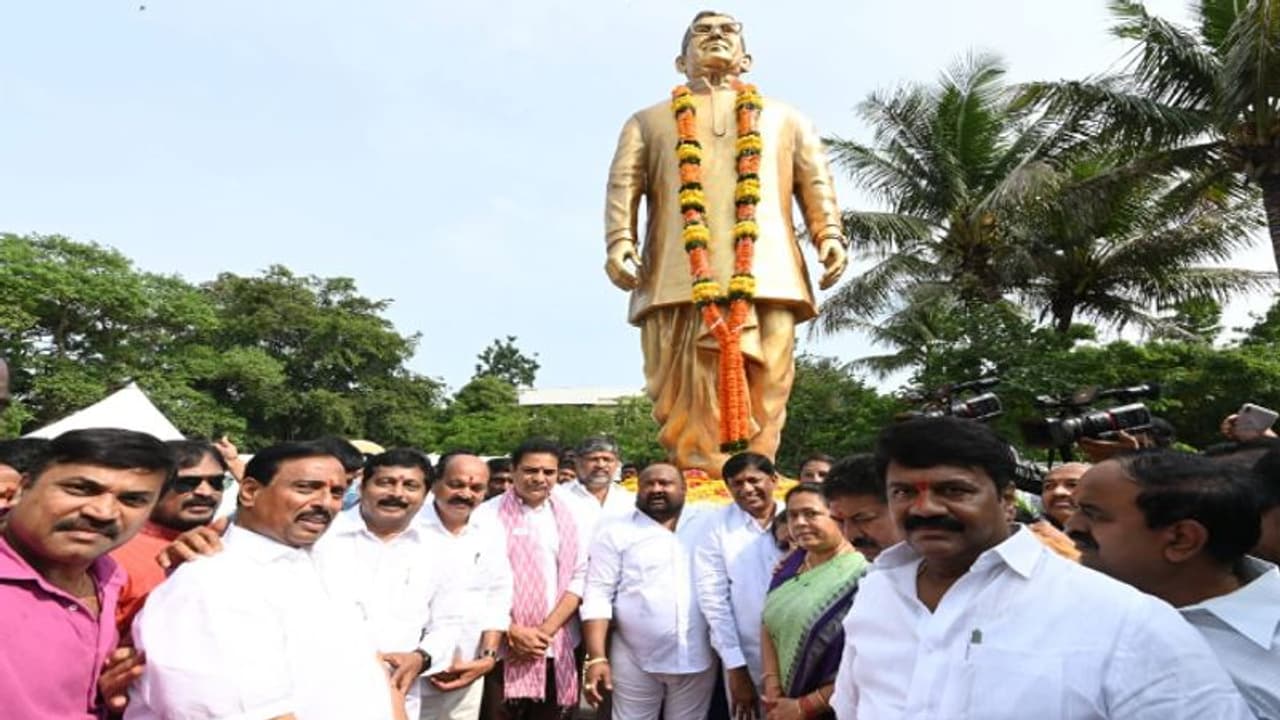 కొండా లక్ష్మణ్ బాపూజీ విగ్రహాన్ని ఆవిష్కరించిన కేటీఆర్.. కొండా లక్ష్మణ్ బాపూజీ విగ్రహాన్ని ఆవిష్కరించిన కేటీఆర్..