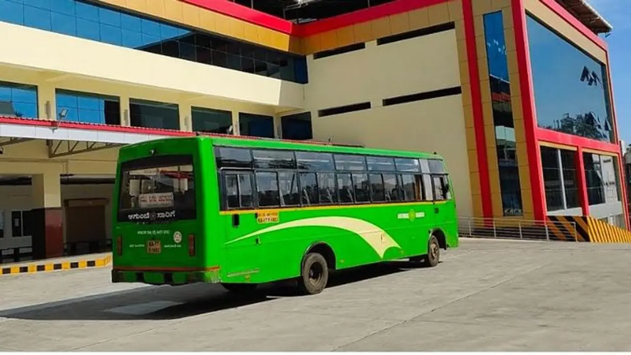 Mandya : ಹಾಳಾದ ರಸ್ತೆ: ಗ್ರಾಮಕ್ಕೆ ಬಸ್ ಸಂಚಾರವೇ ಇಲ್ಲ Mandya : ಹಾಳಾದ ರಸ್ತೆ: ಗ್ರಾಮಕ್ಕೆ ಬಸ್ ಸಂಚಾರವೇ ಇಲ್ಲ