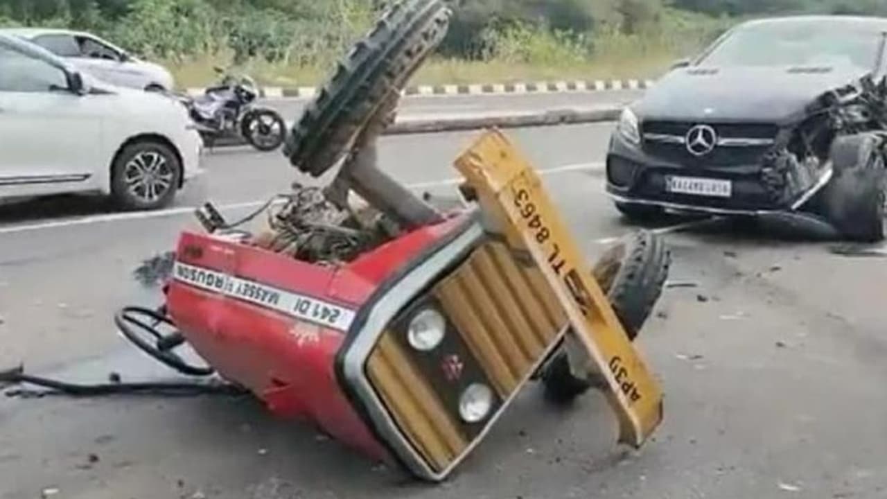 Mercedes Benz ಕಾರಿಗೆ ಡಿಕ್ಕಿ ಹೊಡೆದು ಎರಡು ಭಾಗ ಆಯ್ತು ಟ್ರಾಕ್ಟರ್