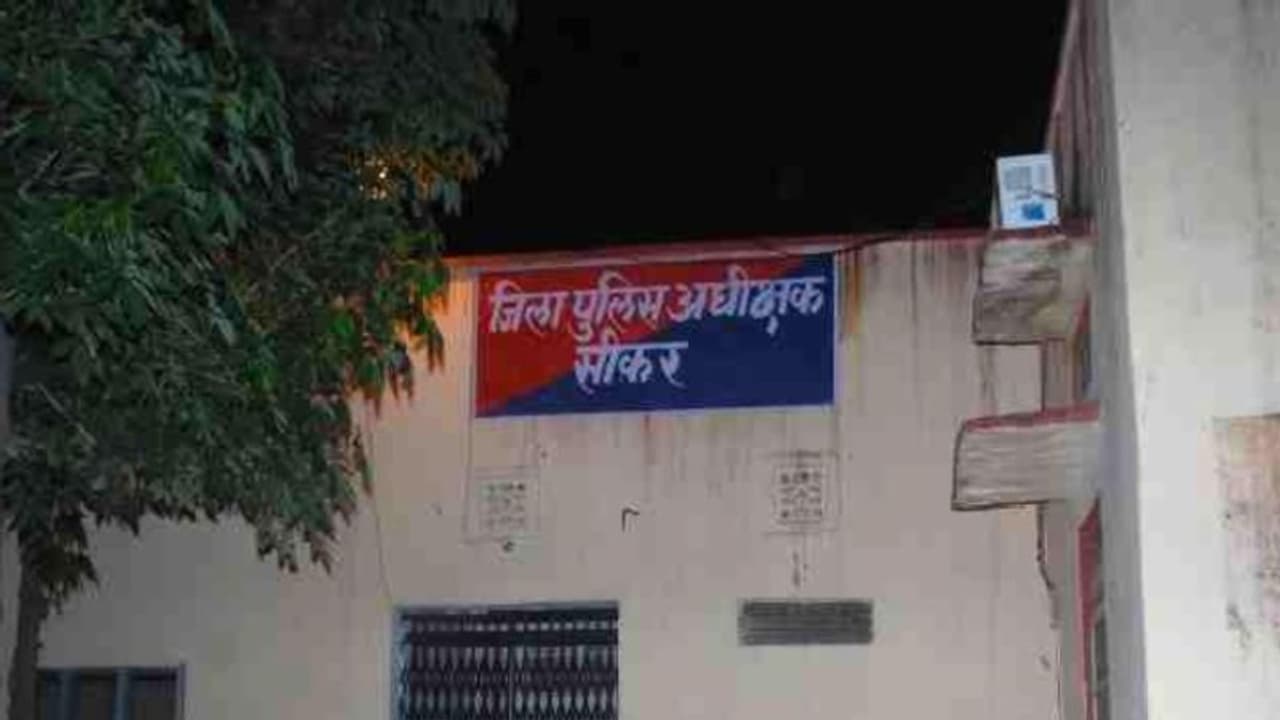 राजस्थान सूदखोरों की करतूत: पति के ब्याज पर लिए 50 हजार के बदले महिला से मांगा लाखों रु. का मकान राजस्थान सूदखोरों की करतूत: पति के ब्याज पर लिए 50 हजार के बदले महिला से मांगा लाखों रु. का मकान