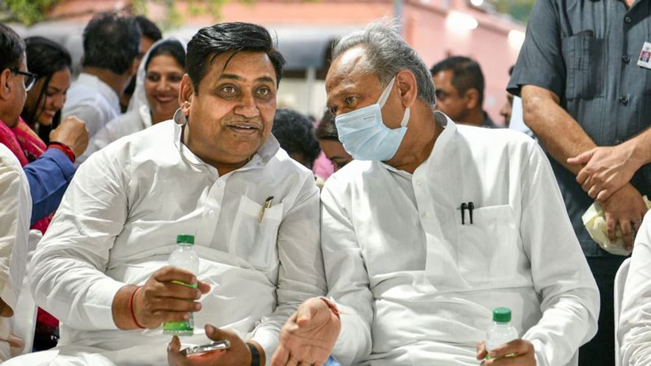 राजस्थान में कांग्रेस ने की बड़ी कार्रवाई, गहलोत कैंप के तीन मंत्रियों को नोटिस, सचिन पायलट भी पहुंचे दिल्ली