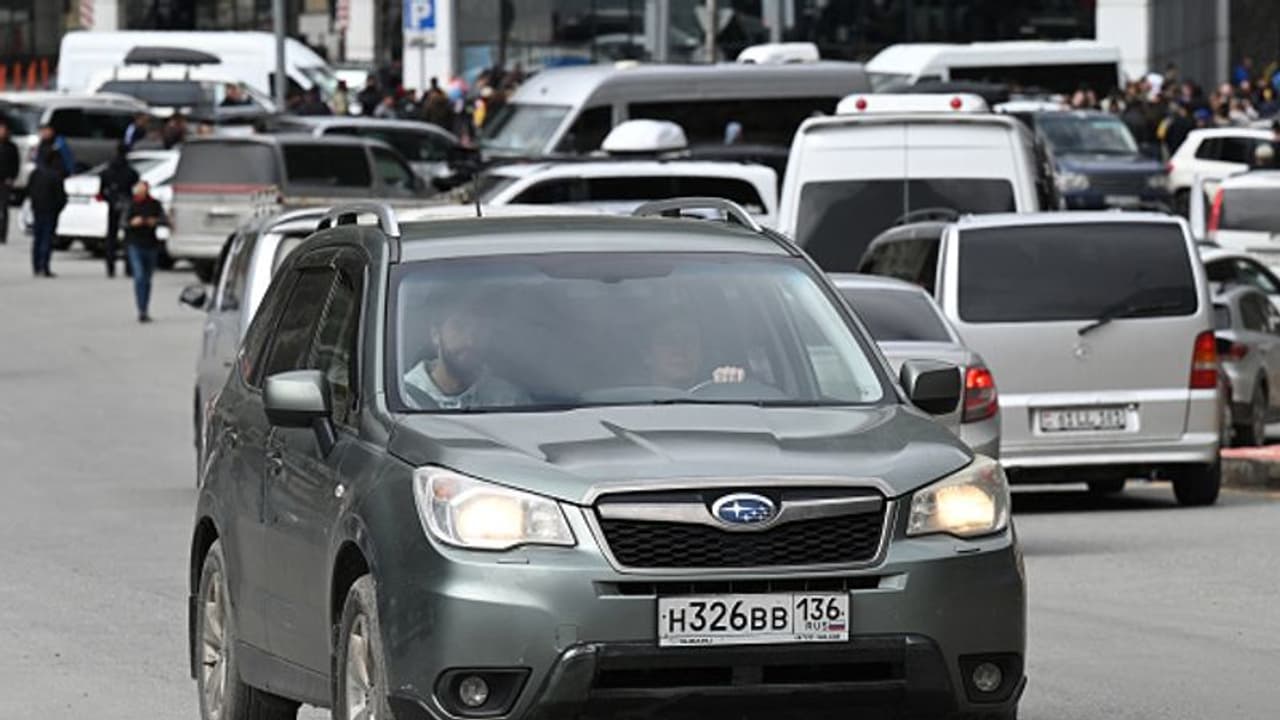 ഉക്രെയിൻ ചതിച്ചു, പുത്തൻ കാറുകള്‍ കിട്ടാക്കനി; സെക്കൻഡ് ഹാൻഡിന് ക്യൂ നിന്ന് റഷ്യൻ ജനത!