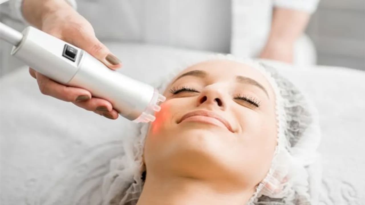 नॉर्मल फेशियल से बहुत अलग होता है मेडिकल फेशियल, जानें इसके फायदे और तरीके नॉर्मल फेशियल से बहुत अलग होता है मेडिकल फेशियल, जानें इसके फायदे और तरीके