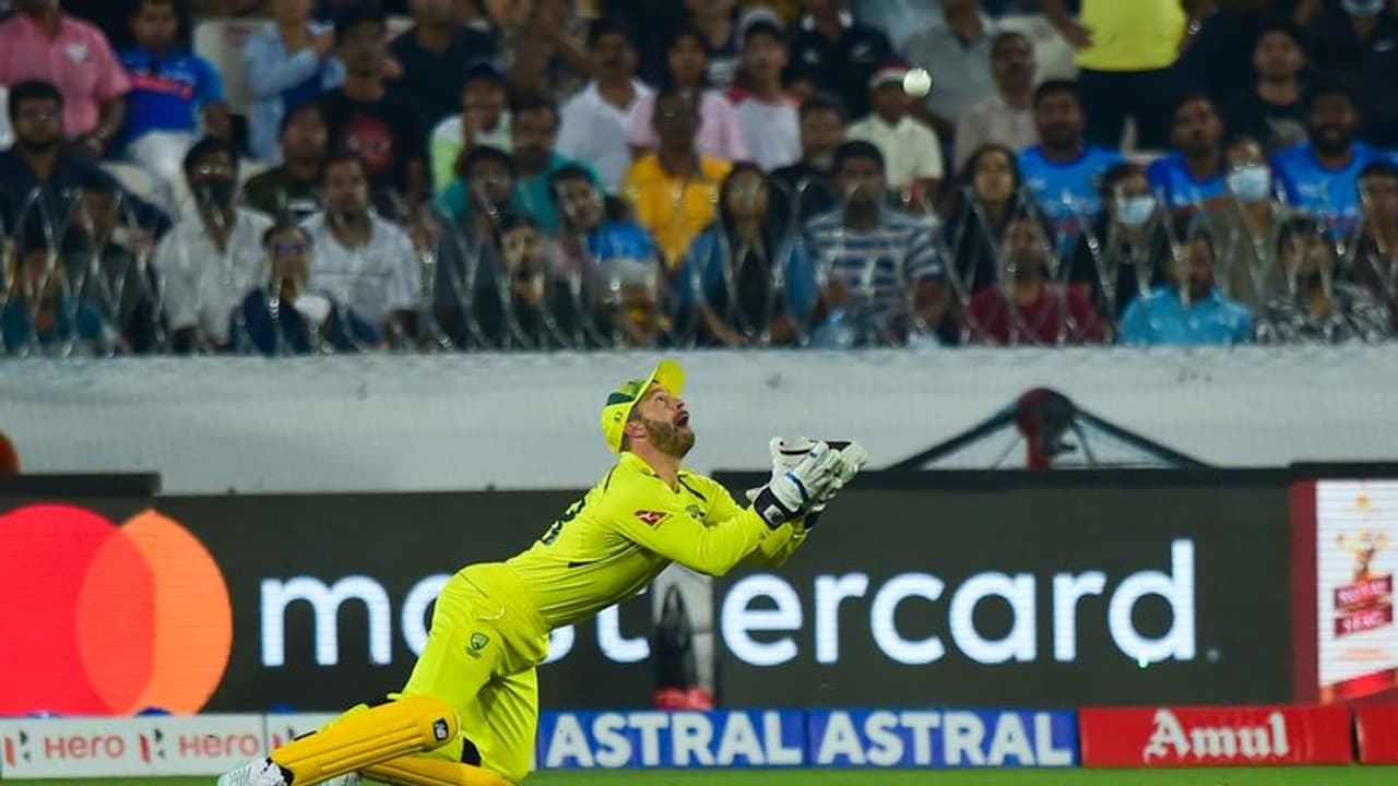 కీలక పోరుకు ముందు ఆసీస్కు భారీ షాక్.. వికెట్ కీపర్కు కరోనా.. బ్యాకప్ కూడా లేకపాయే..! కీలక పోరుకు ముందు ఆసీస్కు భారీ షాక్.. వికెట్ కీపర్కు కరోనా.. బ్యాకప్ కూడా లేకపాయే..!