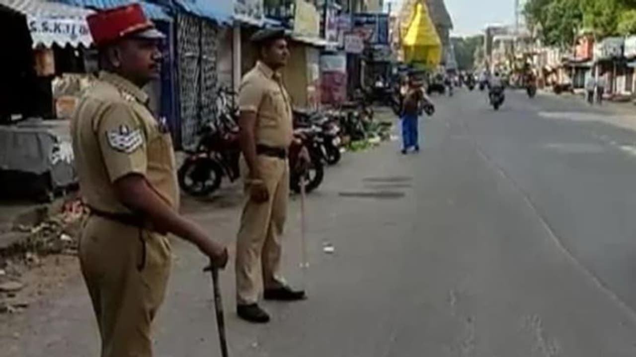 തമിഴ്നാട്ടില് ബിജെപി ഹിന്ദുമുന്നണി പ്രവര്ത്തകരുടെ സമരത്തില് വ്യാപക അക്രമം, പുതുച്ചേരിയില് ഹര്ത്താല് തമിഴ്നാട്ടില് ബിജെപി ഹിന്ദുമുന്നണി പ്രവര്ത്തകരുടെ സമരത്തില് വ്യാപക അക്രമം, പുതുച്ചേരിയില് ഹര്ത്താല്