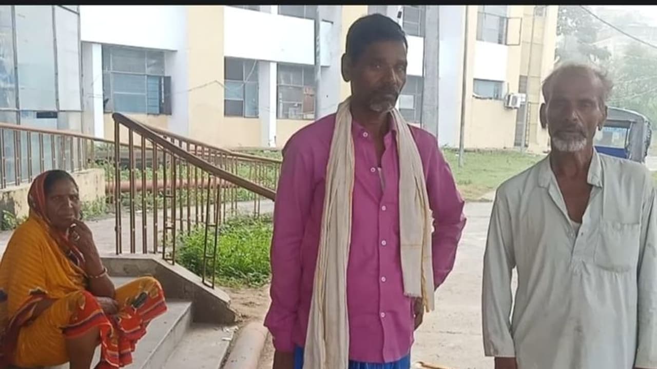 बिहार का शॉकिंग मामलाः पति पत्नी की लड़ाई में कूद पड़े पड़ोसी, फिर पति का किया ये हाल बिहार का शॉकिंग मामलाः पति पत्नी की लड़ाई में कूद पड़े पड़ोसी, फिर पति का किया ये हाल