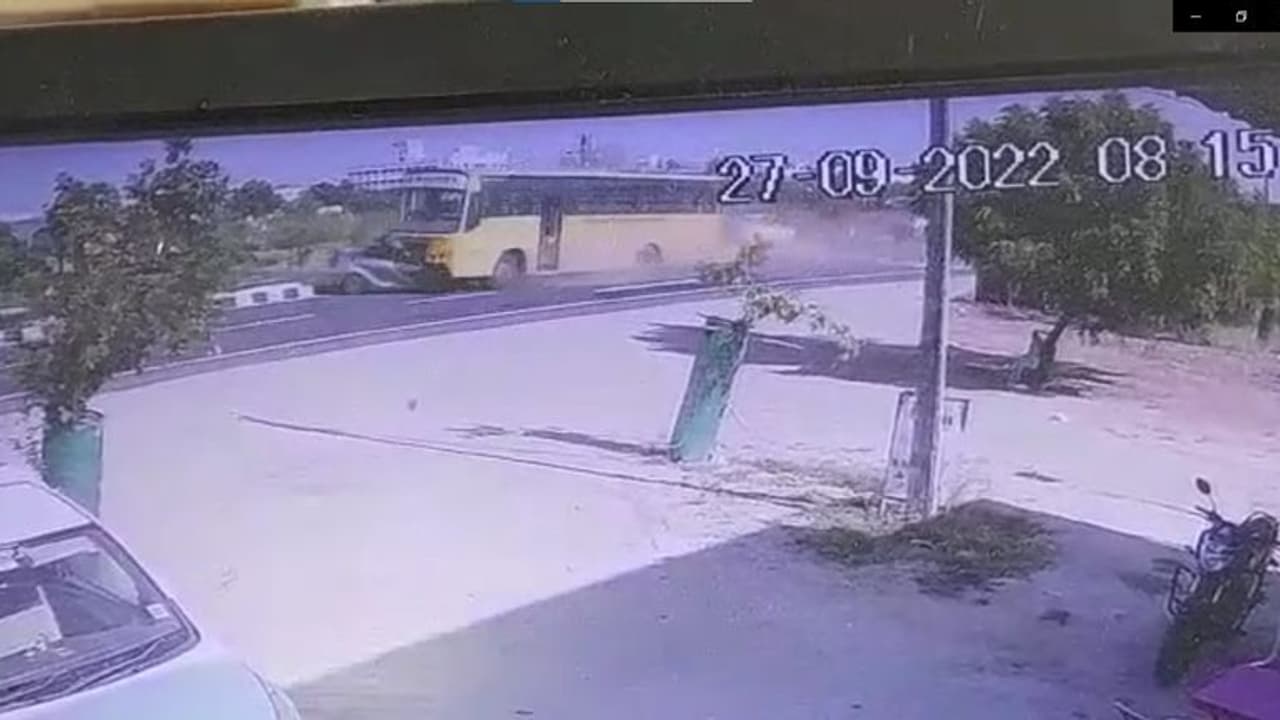 பள்ளி பேருந்து மீது கார் மோதிய விபத்தில் ஒருவர் பலி; பரபரப்பான சிசிடிவி காட்சி பள்ளி பேருந்து மீது கார் மோதிய விபத்தில் ஒருவர் பலி; பரபரப்பான சிசிடிவி காட்சி