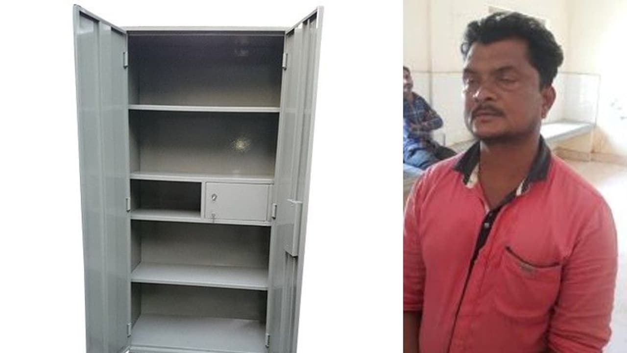 35 അലമാരകള്, മേശയും കസേരകളും, മദ്യം വാങ്ങാന് ഓഫീസ് സാധനങ്ങള് തൂക്കിവിറ്റ പ്യൂണ് കുടുങ്ങി 35 അലമാരകള്, മേശയും കസേരകളും, മദ്യം വാങ്ങാന് ഓഫീസ് സാധനങ്ങള് തൂക്കിവിറ്റ പ്യൂണ് കുടുങ്ങി