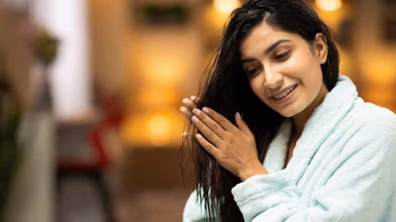 শুধু ত্বক নয় চুলের জেল্লা ফেরাবে ভ্যাসলিন, জেনে নিন কীভাবে বানাবেন হেয়ার প্যাক শুধু ত্বক নয় চুলের জেল্লা ফেরাবে ভ্যাসলিন, জেনে নিন কীভাবে বানাবেন হেয়ার প্যাক