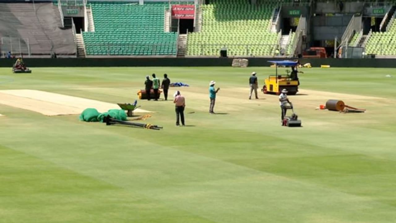  180ന് മുകളിൽ റൺ പിറക്കുമെന്ന പ്രവചനം 'തള്ളോ'?; കാര്യവട്ടത്തെ പിച്ചിൽ ഒളിച്ചിരിക്കുന്ന ഭൂതം, ചർച്ച