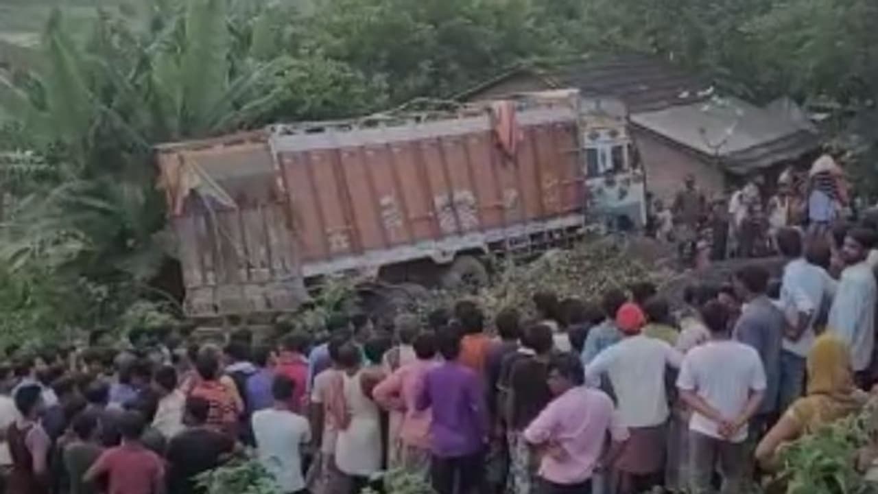 মহিলাকে বাঁচাতে নিয়ন্ত্রণ হারিয়ে উল্টেগেল পাথরবোঝাই লরি, মৃত্যু তিন জনের 