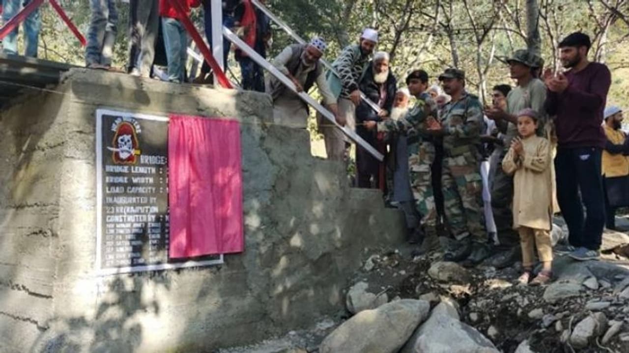 కేవలం రెండువారాల్లో ఫ్రెండ్షిప్ బ్రిడ్జ్ ని నిర్మించిన ఆర్మీ.. ప్రజలకు అంకితం.. ఆ బ్రిడ్జ్ ఎక్కడ ఉందంటే? కేవలం రెండువారాల్లో ఫ్రెండ్షిప్ బ్రిడ్జ్ ని నిర్మించిన ఆర్మీ.. ప్రజలకు అంకితం.. ఆ బ్రిడ్జ్ ఎక్కడ ఉందంటే?