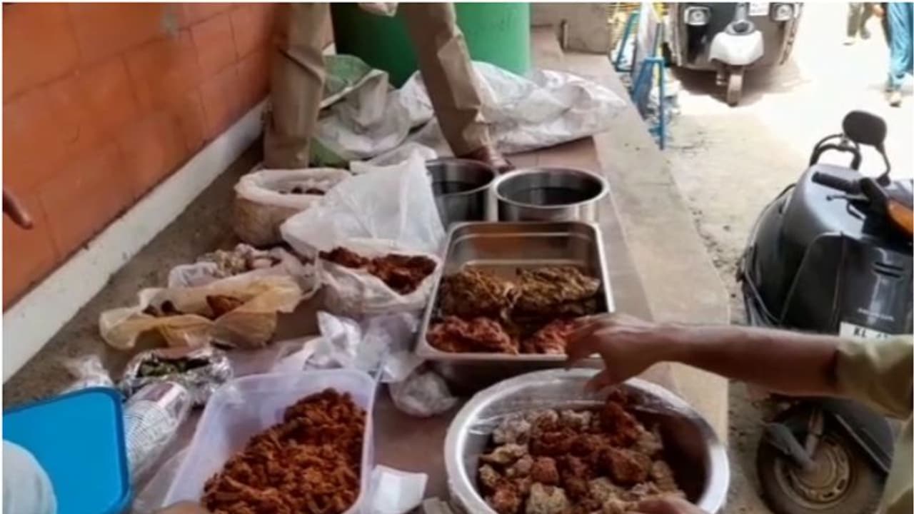 കൊടുവള്ളിയിലെ ഹോട്ടലുകളിൽ ഹെൽത്ത് സ്ക്വാഡ് പരിശോധന; പഴകിയ ഭക്ഷ്യവസ്തുക്കള് പിടികൂടി കൊടുവള്ളിയിലെ ഹോട്ടലുകളിൽ ഹെൽത്ത് സ്ക്വാഡ് പരിശോധന; പഴകിയ ഭക്ഷ്യവസ്തുക്കള് പിടികൂടി