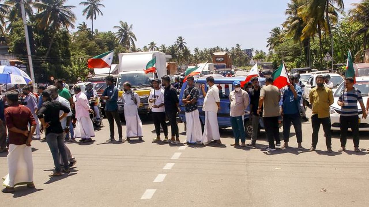 നിരോധിച്ചെന്ന് കേന്ദ്രം; 'തീരുമാനം അംഗീകരിക്കുന്നു', പിരിച്ചുവിട്ടെന്ന പ്രസ്താവനയുമായി പിഎഫ്ഐ കേരള ഘടകം നിരോധിച്ചെന്ന് കേന്ദ്രം; 'തീരുമാനം അംഗീകരിക്കുന്നു', പിരിച്ചുവിട്ടെന്ന പ്രസ്താവനയുമായി പിഎഫ്ഐ കേരള ഘടകം